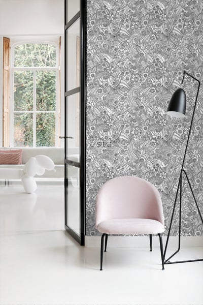Heller Raum mit gemusterter Tapete, Stuhl und Stehlampe