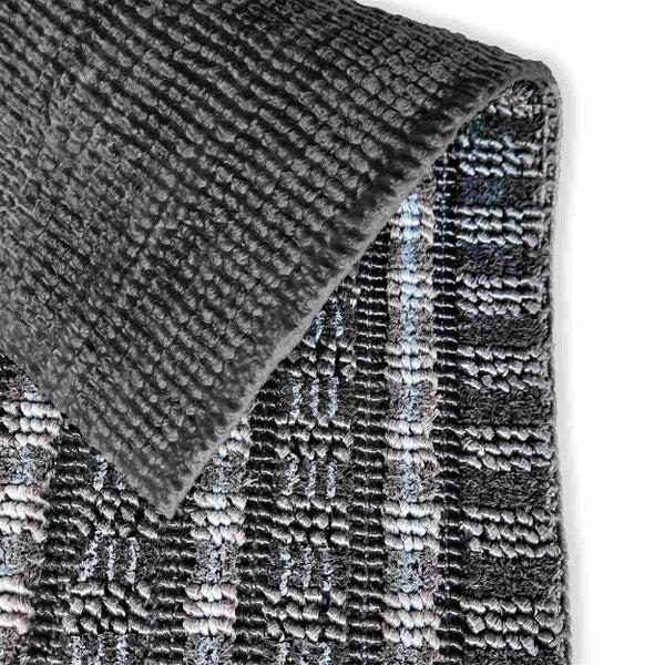 Detailansicht eines grauen Teppichs mit hochfloriger Oberfläche