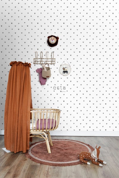 Gemütliches Kinderzimmer mit Himmelbett, Wanddekoration und Teppich