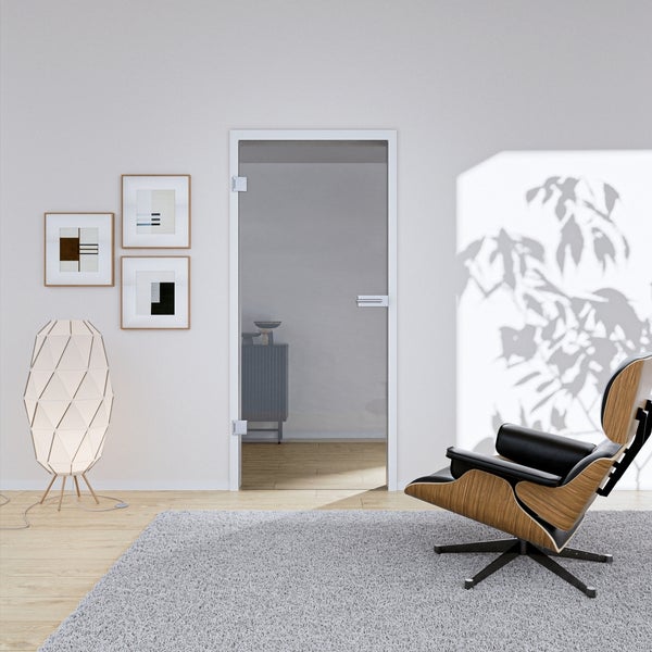 Modernes Wohnzimmer mit einer Ganzglastür in weißer Zarge, Holzfußboden, grauem Teppich, einem Lounge-Sessel und einer geometrischen Stehleuchte.