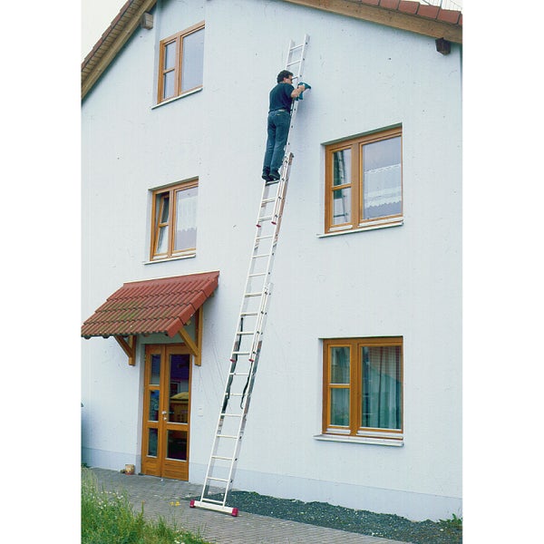 Mann arbeitet mit einer Leiter an der Hauswand
