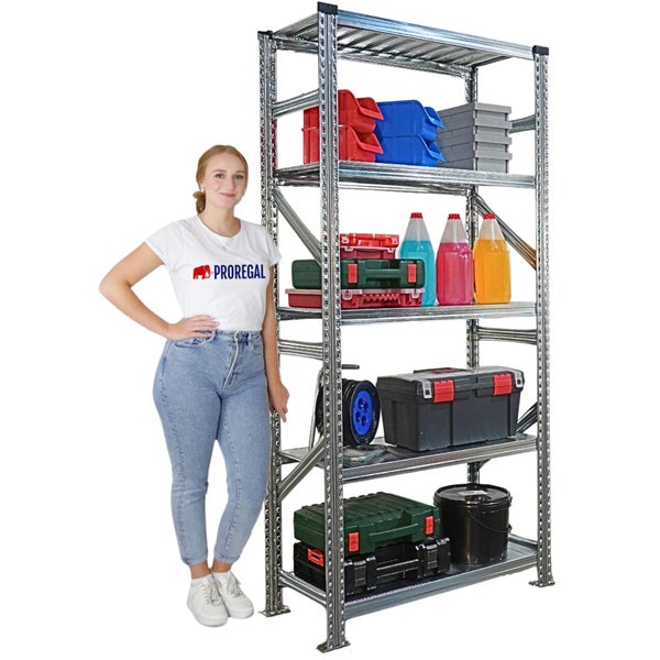 Metallregal mit fünf Ebenen und diversen Gegenständen, inklusive einer Person für Grössenvergleich.