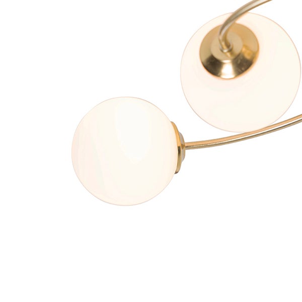 Detailaufnahme einer Deckenleuchte mit mehreren runden, diffusen Lampenschirmen und goldenen Halterungen