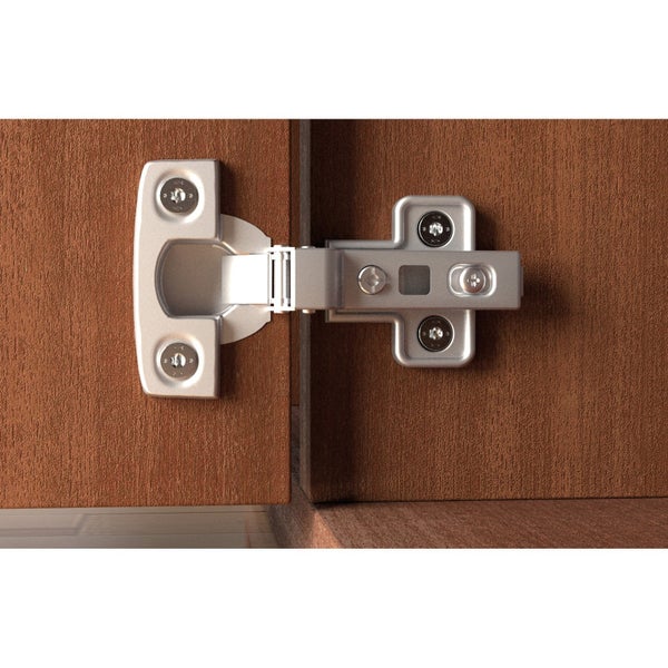 Scharnier an einer Holzschranktür befestigt