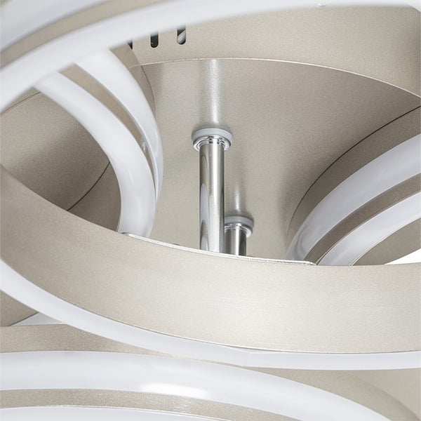 Detailansicht einer LED Deckenleuchte mit geschwungenen Elementen