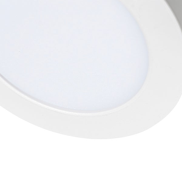 Nahaufnahme einer runden LED-Einbauleuchte mit weißem Rahmen und matter Abdeckung.