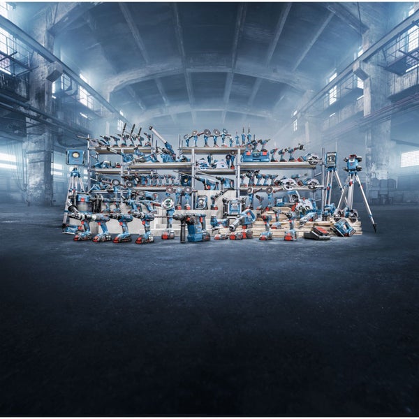 Vielfältige Auswahl an Elektrowerkzeugen auf einem Regal in einer geräumigen Halle.