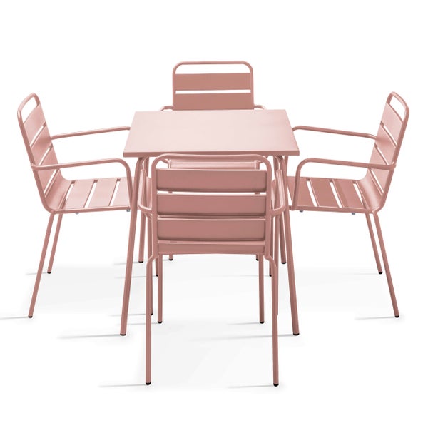 Gartenmöbel-Set bestehend aus einem quadratischen Metalltisch und vier Metall-Armlehnstühlen mit Latten-Sitzfläche und Rückenlehne.