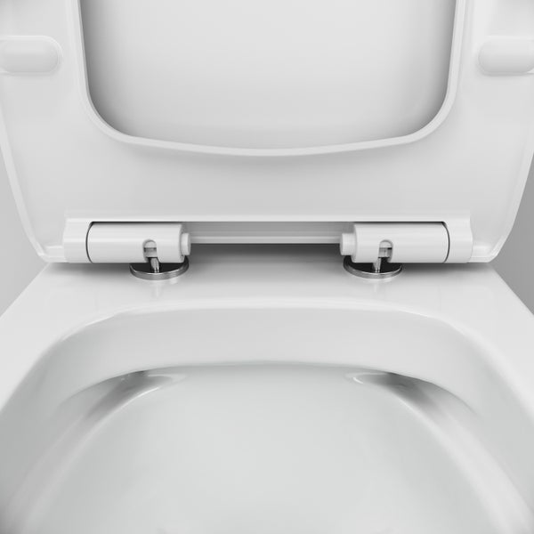 Detailansicht eines weißen WC-Sitzes mit geöffnetem Deckel