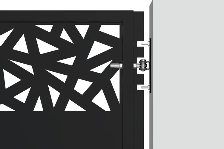 Detailansicht eines Gartentores aus Metall mit geometrischem Laser-Cut-Muster und silberfarbenem Scharnier zur Wandmontage.