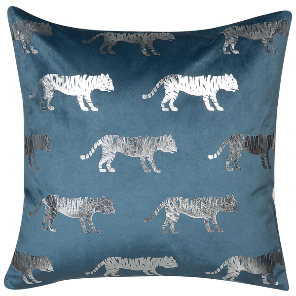 Quadratisches Zierkissen aus Samt mit silbernem Tigermuster auf petrolblauem Stoff.