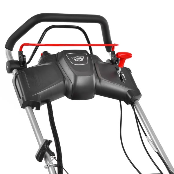 Bedienpanel einer Schneefräse mit schwarzem Griff, rotem Sicherheitsbügel, Hecht Logo und Gashebel.