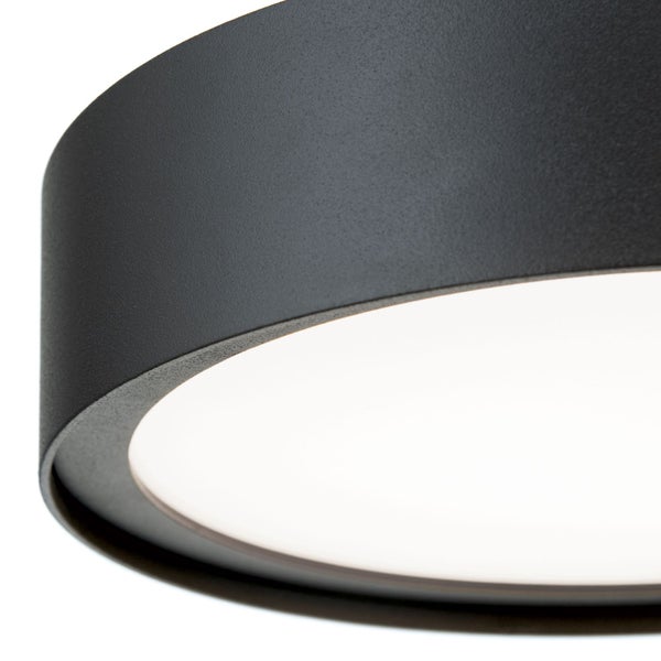 Detailansicht einer runden Deckenleuchte mit LED Beleuchtung und flachem Design
