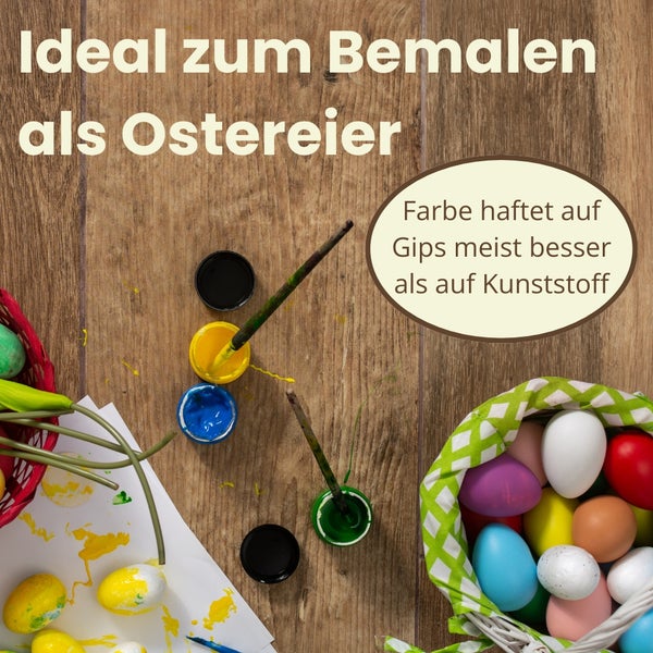Bemalte Ostereier mit Farbe, Pinsel und Korb auf einem Holztisch
