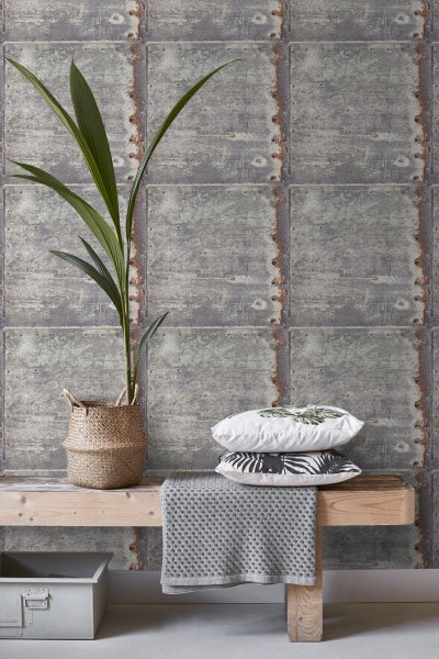 Industrie-inspirierte Wandgestaltung mit Pflanze und Dekoration auf einer Holzbank