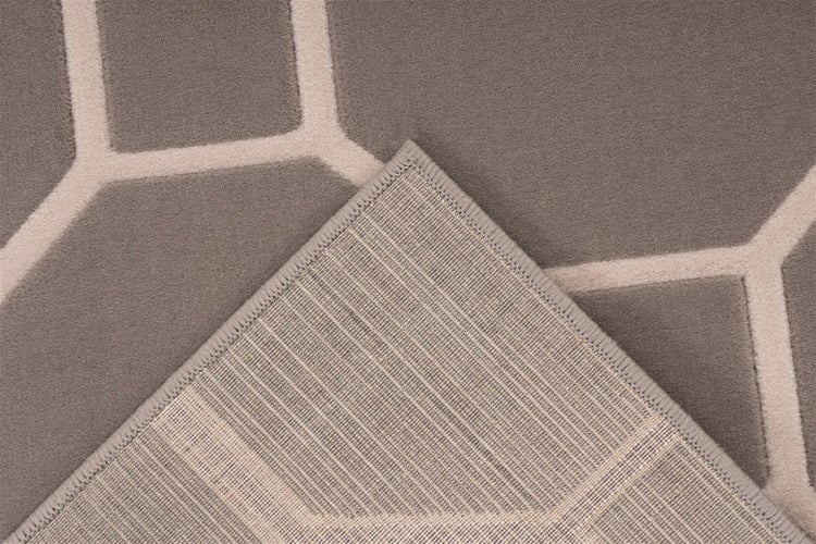 Teppich mit geometrischem Muster und detailreicher Ansicht der Teppichrückseite