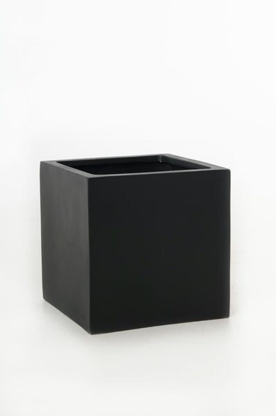 Quadratischer Pflanzkübel in Schwarz mit matter Oberfläche, Würfelform.