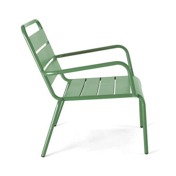 Nahaufnahme einer Gartenstuhl-Armlehne aus grünem Metall mit lamelierter Sitzfläche.