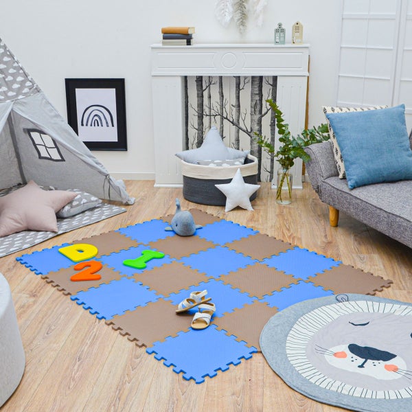 Hell gestalteter Spielbereich mit einer blau-braun karierten Schaumstoff-Puzzlematte, einem Tipi-Zelt, Sofa und dekorativen Elementen.