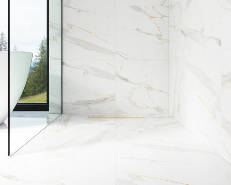 Helles Badezimmer mit Marmorfliesen, Badewanne und Duschrinne