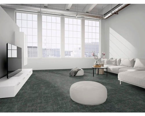 Modernes Wohnzimmer mit dunkelgrauem gemustertem Teppichboden, großen Fenstern, weißem Sofa und Decke im Industriestil.