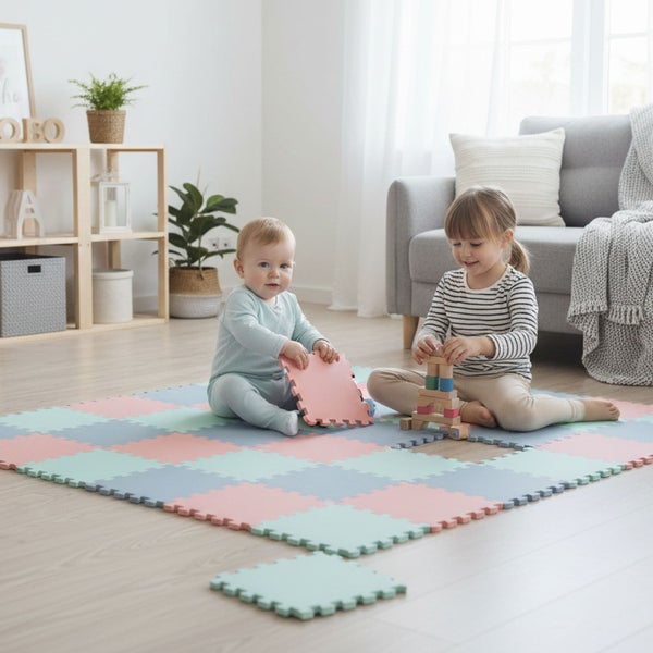 Zwei Kinder spielen auf einer Puzzlematte aus Schaumstoff in einem hellen und gemütlichen Wohnzimmer.