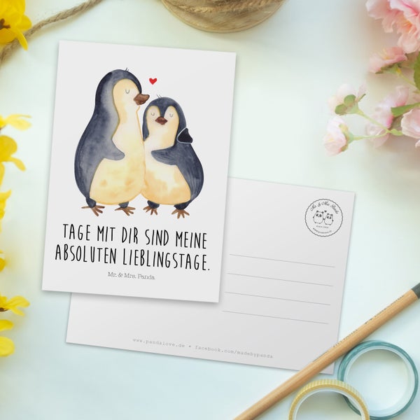 Mr. & Mrs. Panda Postkarte Pinguin umarmen - Weiß