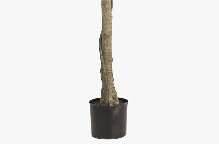 Detailansicht eines künstlichen Baumstamms mit strukturierter Rinde in einem schwarzen Kunststofftopf.