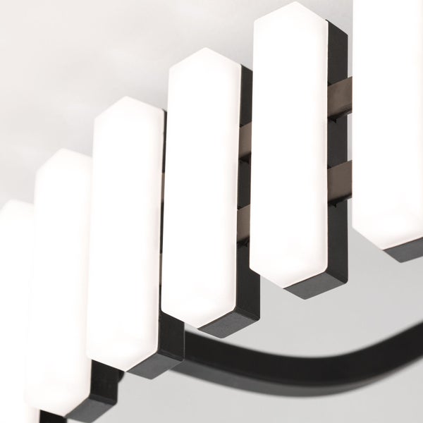 Detailaufnahme einer Deckenleuchte mit weißen, rechteckigen Leuchtkörpern und dunkler Halterung.