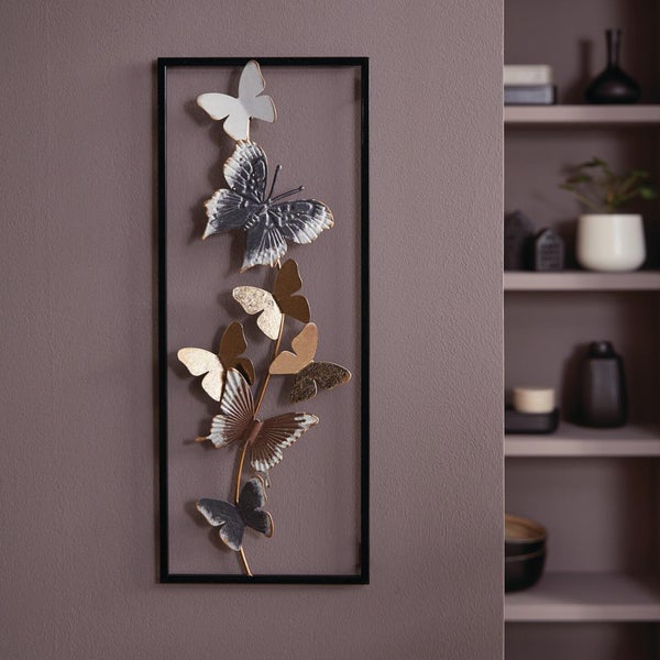 Rechteckige Wanddekoration aus Metall mit verschiedenen Schmetterlingen in einem schwarzen Rahmen.