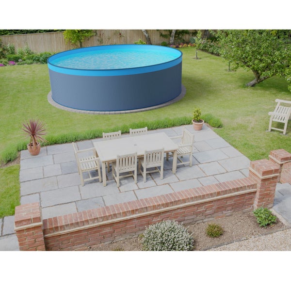 Szene eines Gartens mit einem runden Stahlwandpool, einer Holzterrasse mit Gartentisch und Stühlen