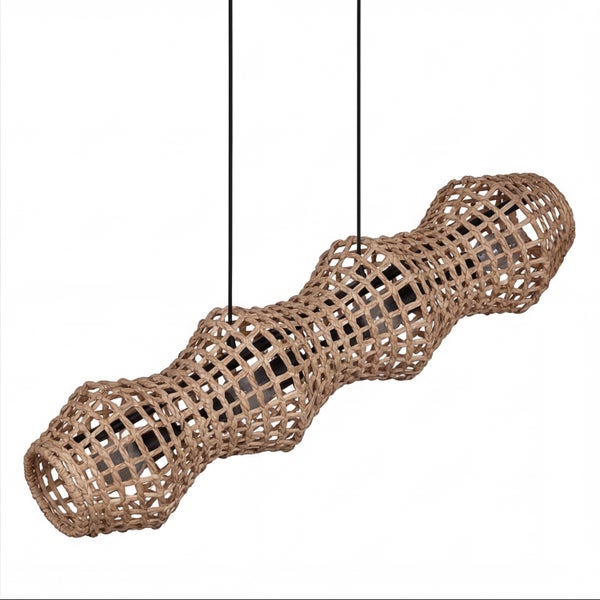 Horizontale Pendelleuchte mit wellenförmigem Schirm aus braunem Naturgeflecht und zwei schwarzen Kabeln.