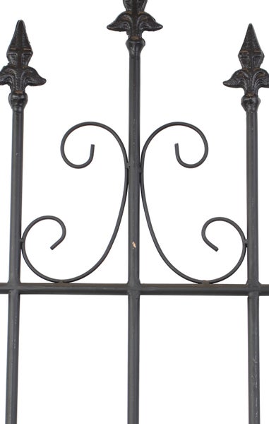 Detailansicht eines Metallzauns mit dekorativen Elementen