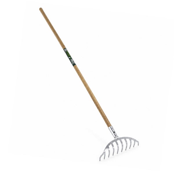 Gartenrechen mit Holzstiel und gebogenen Metallzinken von Synx Tools.