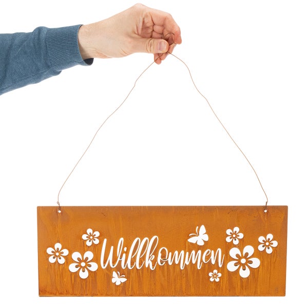 Willkommen-Schild aus Metall in Edelrost-Optik mit weißen Motiven von Blumen und Schmetterlingen zum Aufhängen.