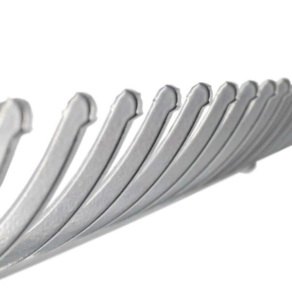 Taubenspikes aus Metall zur Vogelabwehr an Gebäuden.