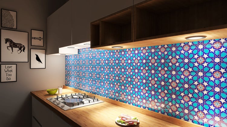 Helle Küche mit gemusterten Fliesen als Spritzschutz