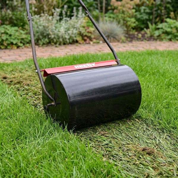 Rasensaatwalze auf einer Rasenfläche