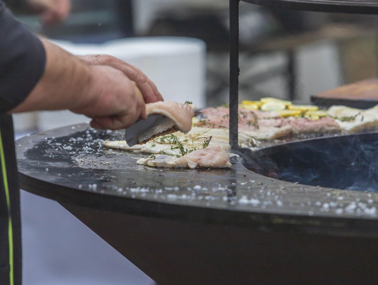 Zubereitung von Fisch und Gemüse auf einer Grillplatte