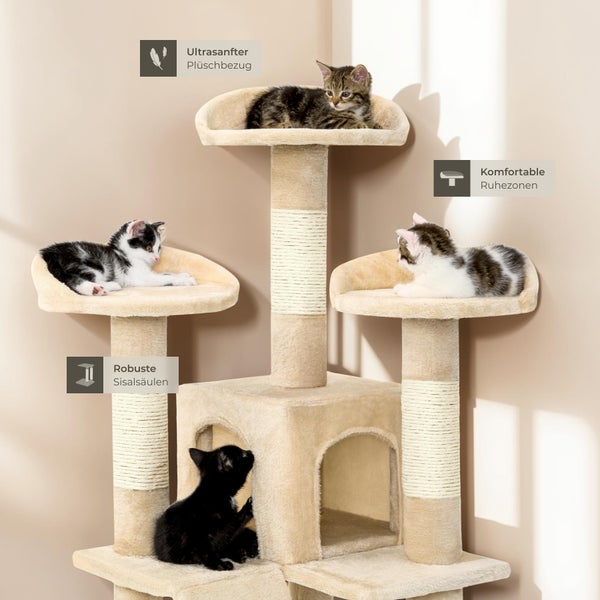 Katzenkratzbaum mit Liegeflächen und Sisalsäulen, auf dem sich vier Kätzchen aufhalten