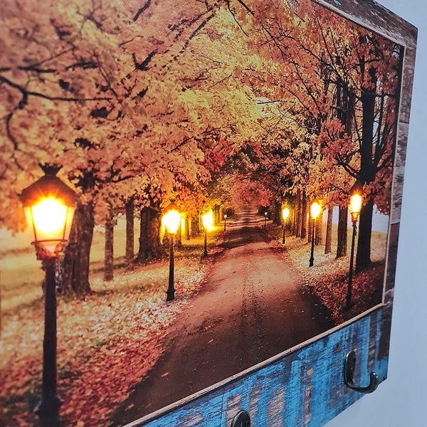 Dekorative Wandgarderobe mit Herbstallee und Beleuchtung