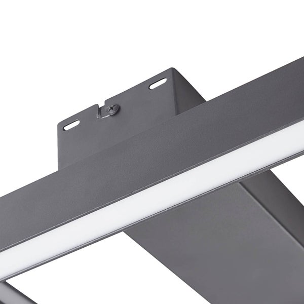 Detailansicht einer rechteckigen Deckenlampenhalterung aus grauem Metall mit weißem Diffusor.