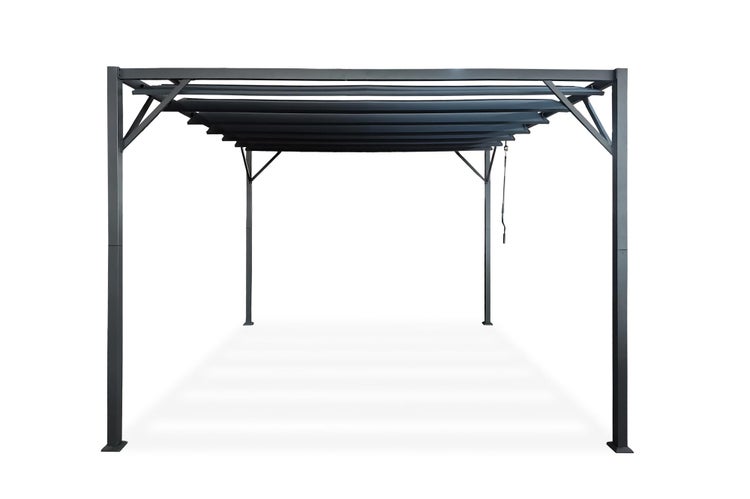 Teichnetz über Steinen und Holzsteg mit Blättern