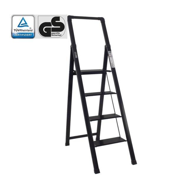 Eine schwarze Trittleiter mit vier Stufen und den Siegeln TÜV Rheinland zertifiziert und Geprüfte Sicherheit.