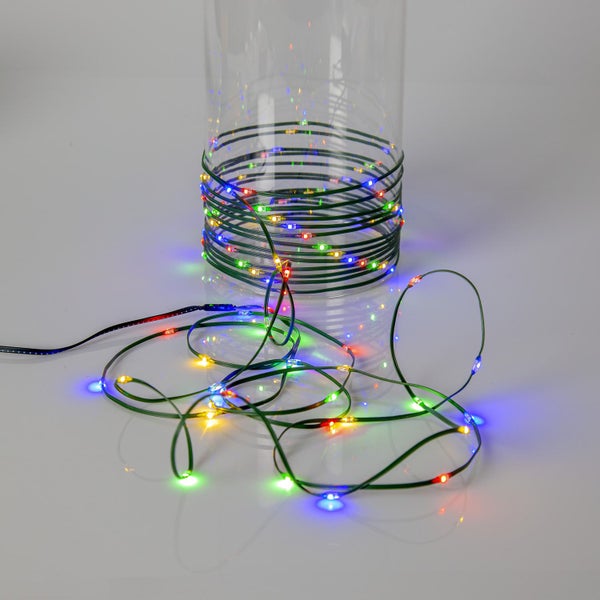 LED-Lichterkette mit verschiedenen Farben um eine Glasvase gewickelt
