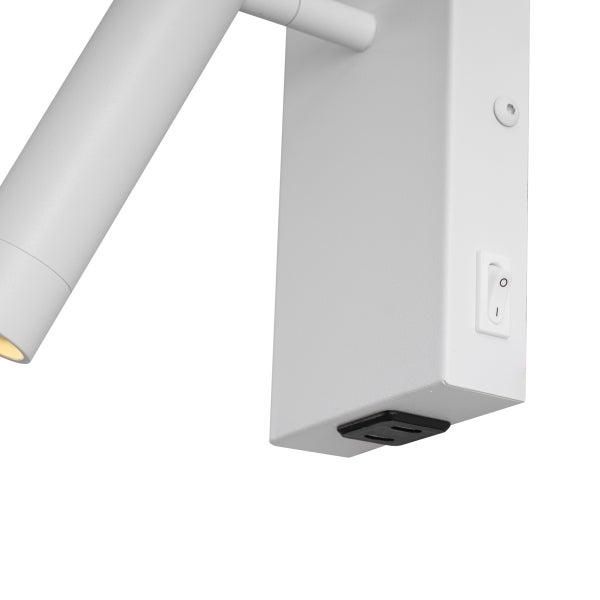 Weiße Wandleuchte mit Spot, Wippschalter und USB-Ladeanschluss an der Unterseite des Gehäuses.