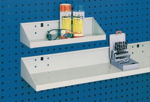 Werkstattwand mit zwei Regalböden, einer Sprühdose, einer Schutzbrille und einem Bohrerset