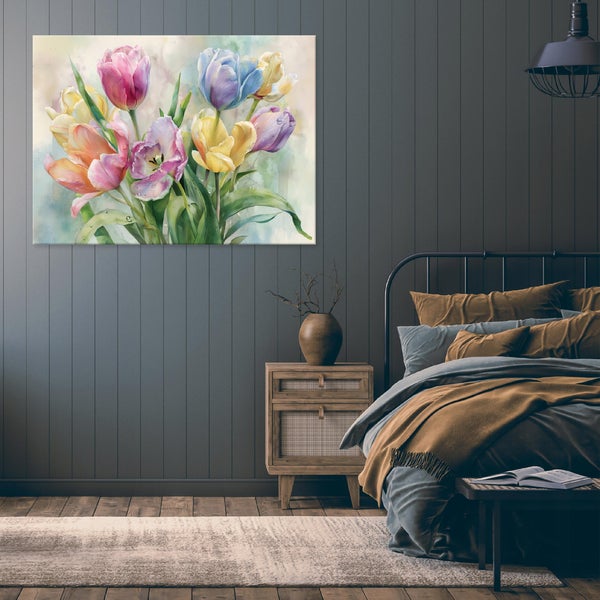 Wandbild mit Tulpenmotiv im Aquarellstil über einem Bett in einem modernen Schlafzimmer mit Holzvertäfelung
