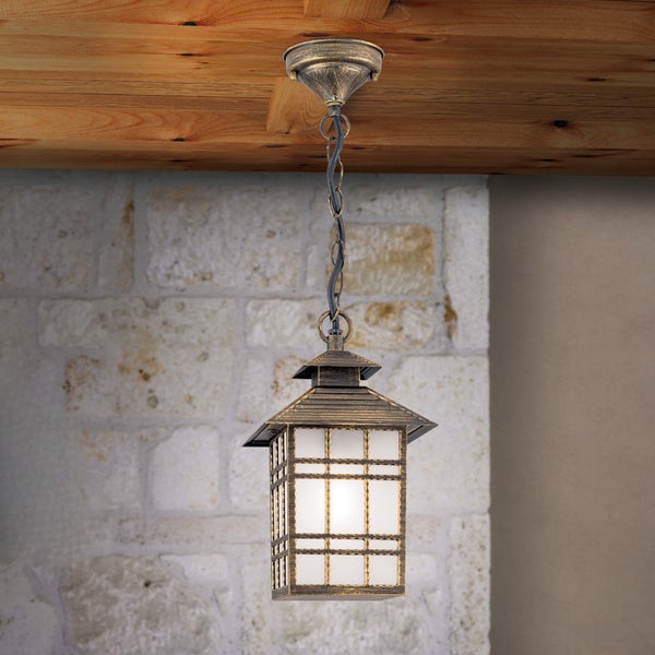 Außenhängeleuchte aus Metall und Glas im antiken Design, montiert an einer Holzdecke vor einer Steinwand.