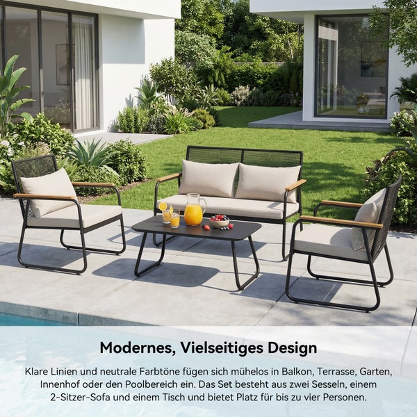 Modernes Garten-Lounge-Set mit zwei Sesseln, Sofa und Tisch auf einer Terrasse am Pool. Metallrahmen, Holzarmlehnen und beige Polster.